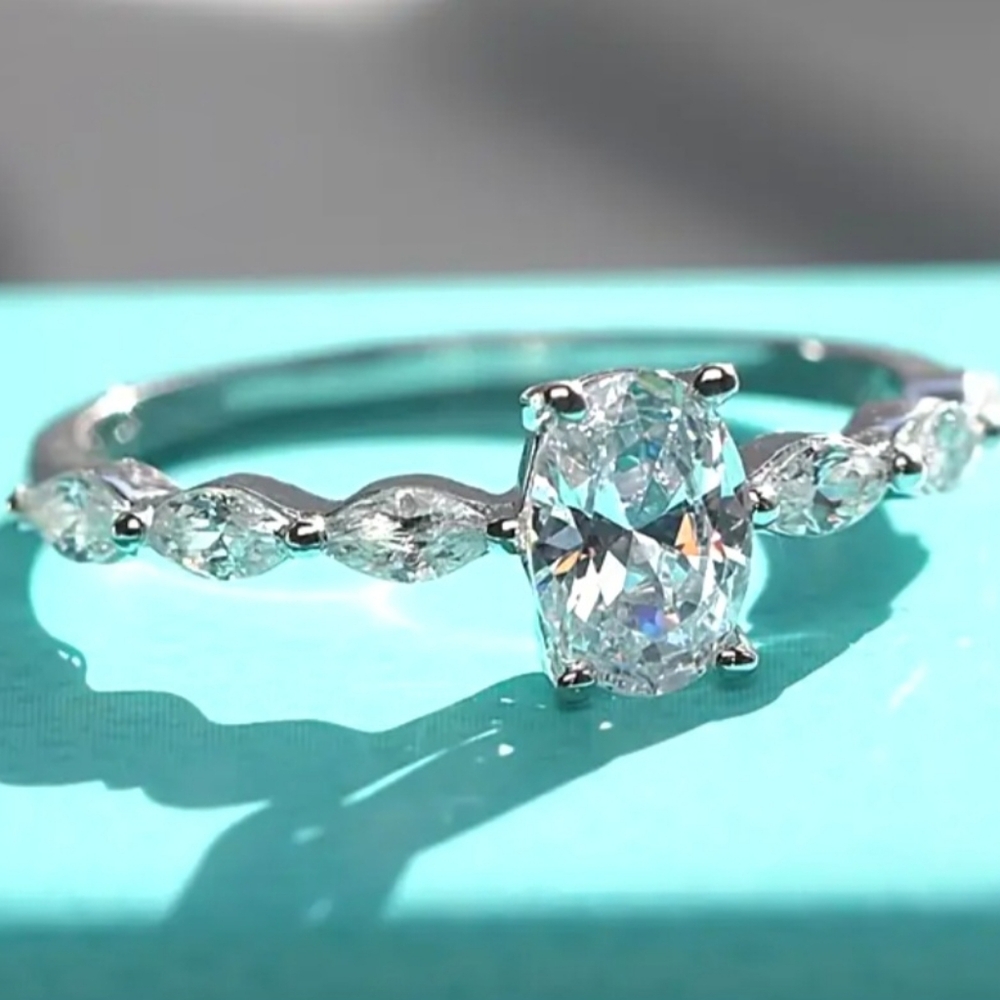 Gorgeous 925 Sterling Silver oval stone.Size 7. Boutique New Fast Ship